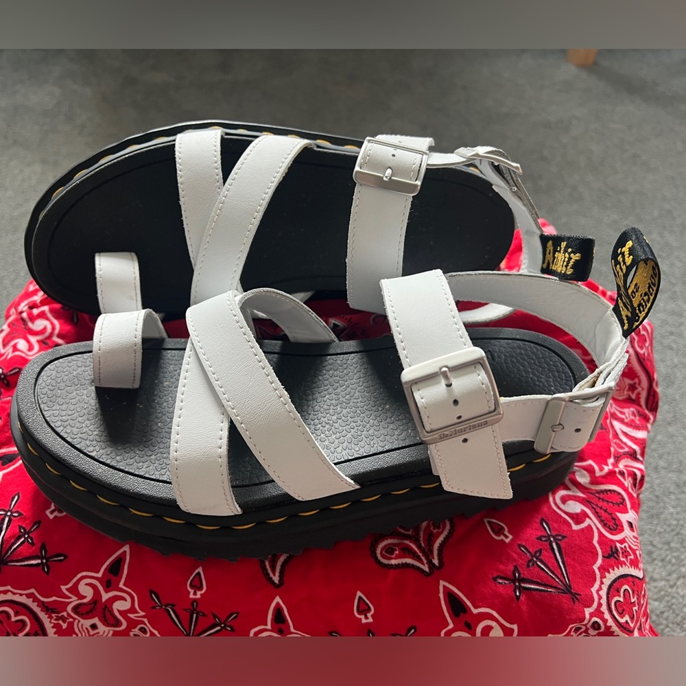Dr Martens Avry Sandals